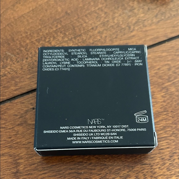 NARS Luminizing Powder in Black Compact - Picture 2 of 4
